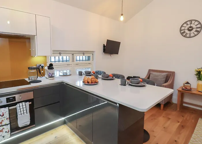 아파트 Evening Star Engine Shed *