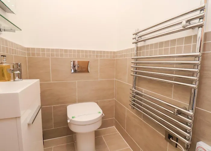 아파트 Evening Star Engine Shed *